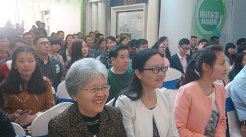 说明: 近百位家庭选手的<a href='/websupersearch.jhtml?keyword=海选'>海选</a>现场_副本.jpg