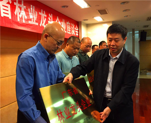 说明: 领奖.jpg
